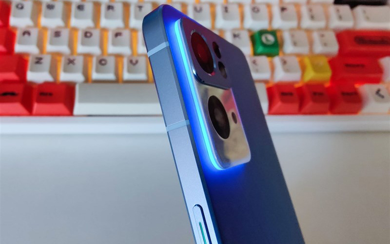 OPPO Reno7 Pro sở hữu cụm camera với d&atilde;y LED bao ngầu